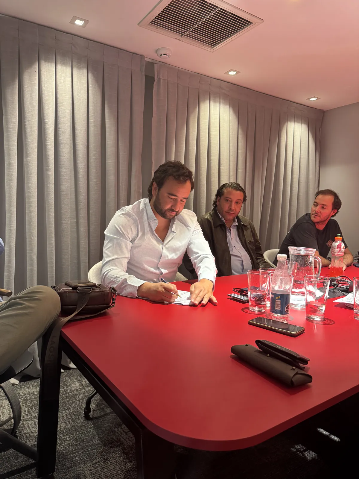 Equipo Fullback analizando una operación